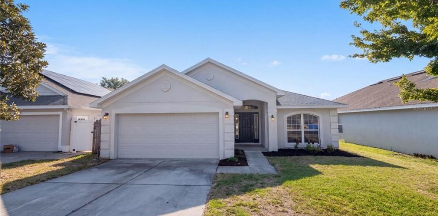 House in Tavares, Florida 4 bedrooms, 169.08 sq.m. № 2314297