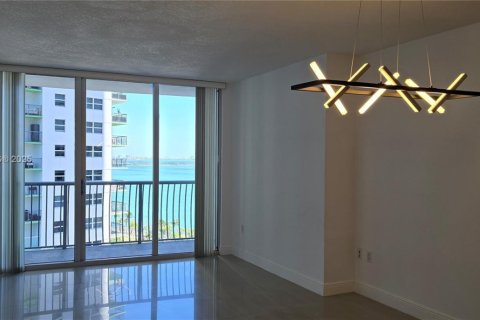 Condo in Miami, Florida, 1 bedroom № 1958634 - photo 4