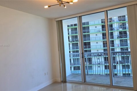 Condo in Miami, Florida, 1 bedroom № 1958634 - photo 15