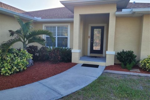 Casa en alquiler en Port Charlotte, Florida, 3 dormitorios, 200.02 m2 № 1650382 - foto 1