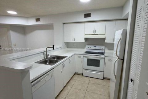 Condo in Miramar, Florida, 2 bedrooms  № 2050690 - photo 9