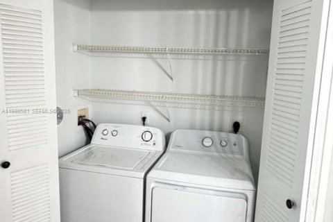 Condo in Miramar, Florida, 2 bedrooms  № 2050690 - photo 11