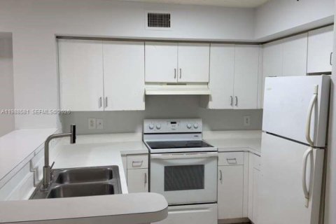 Condo in Miramar, Florida, 2 bedrooms  № 2050690 - photo 10