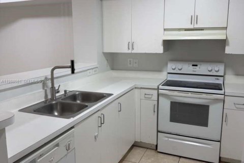 Condo in Miramar, Florida, 2 bedrooms  № 2050690 - photo 8