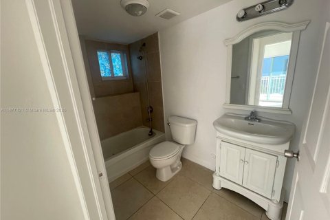 Apartment in Miami, Florida 2 bedrooms, 4077.95 sq.m. № 1923865 - photo 13