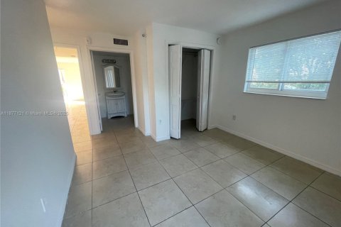 Apartment in Miami, Florida 2 bedrooms, 4077.95 sq.m. № 1923865 - photo 11