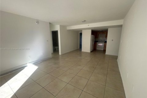 Apartamento en alquiler en Miami, Florida, 2 dormitorios, 4077.95 m2 № 1923865 - foto 3
