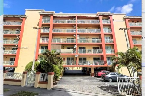 Apartment in Miami, Florida 2 bedrooms, 4077.95 sq.m. № 1923865 - photo 1