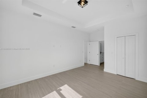 Купить виллу или дом в Лихай-Эйкерс, Флорида 9 комнат, 142.6м2, № 1852340 - фото 17