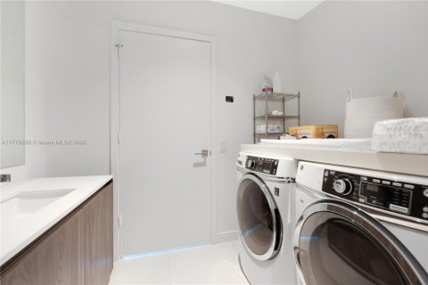 Condominio en venta en Miami, Florida, 4 dormitorios, 305.56 m2 № 1868229 - foto 23