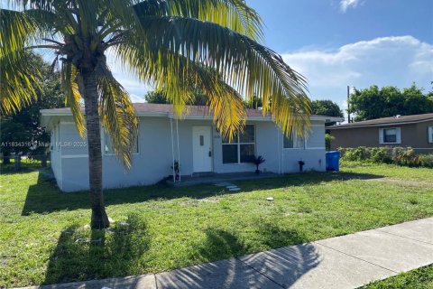 Casa en alquiler en West Park, Florida, 3 dormitorios, 97.55 m2 № 1961260 - foto 1