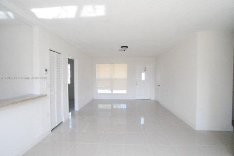 Casa en alquiler en West Park, Florida, 3 dormitorios, 97.55 m2 № 1961260 - foto 4