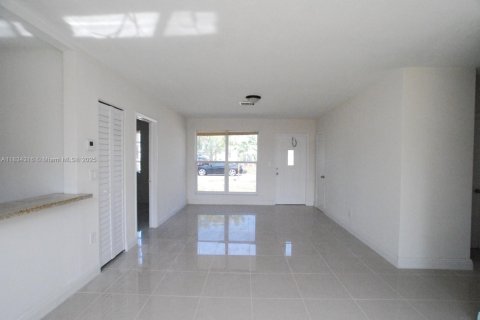 Casa en alquiler en West Park, Florida, 3 dormitorios, 97.55 m2 № 1961260 - foto 3