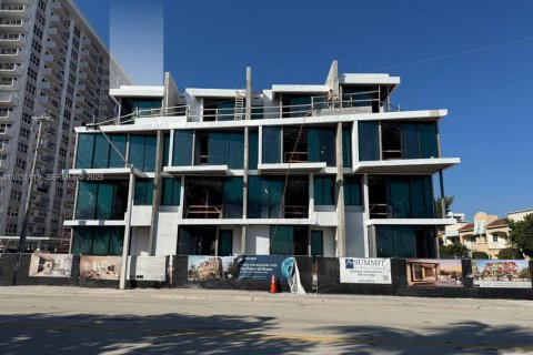 Townhouse in Pompano Beach, Florida 4 bedrooms, 325.99 sq.m. № 1990296 - photo 2