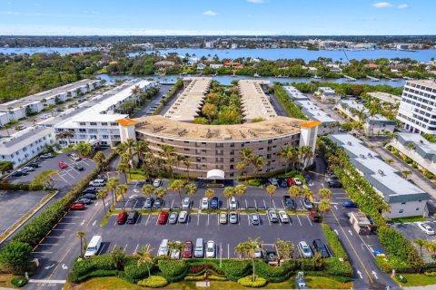 Condo in South Palm Beach, Florida, 2 bedrooms  № 972930 - photo 1