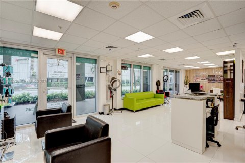 Propiedad comercial en venta en Miami, Florida № 2054915 - foto 30