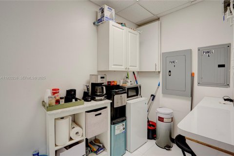 Propiedad comercial en venta en Miami, Florida № 2054915 - foto 18