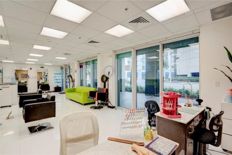 Propiedad comercial en venta en Miami, Florida № 2054915 - foto 27