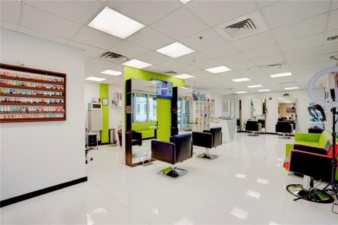 Propiedad comercial en venta en Miami, Florida № 2054915 - foto 26
