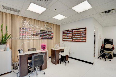 Propiedad comercial en venta en Miami, Florida № 2054915 - foto 25