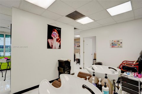 Propiedad comercial en venta en Miami, Florida № 2054915 - foto 21