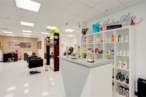 Propiedad comercial en venta en Miami, Florida № 2054915 - foto 28