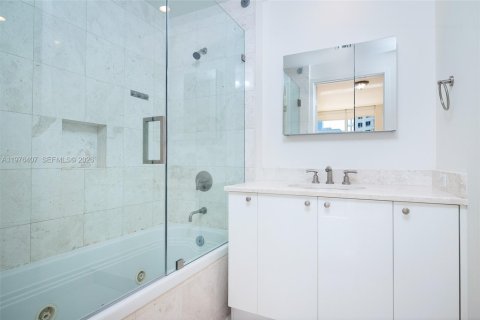 Condo in Miami, Florida, 1 bedroom  № 2042492 - photo 16