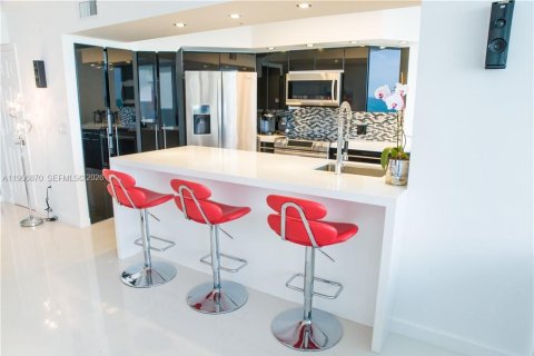 Condo in Miami Beach, Florida, 2 bedrooms № 2082038 - photo 19