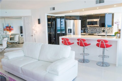 Condo in Miami Beach, Florida, 2 bedrooms № 2082038 - photo 18
