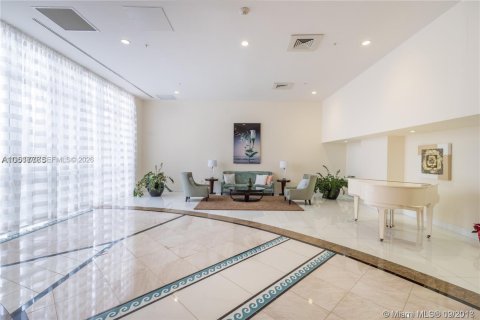 Condo in Miami Beach, Florida, 2 bedrooms № 2082038 - photo 11