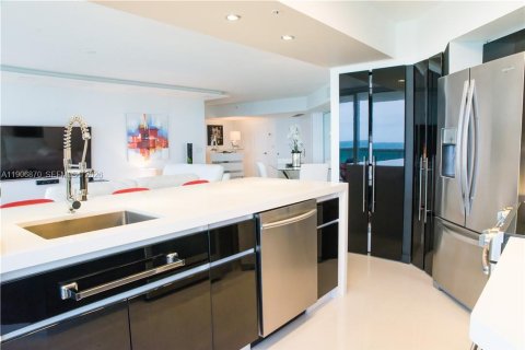 Condo in Miami Beach, Florida, 2 bedrooms № 2082038 - photo 10