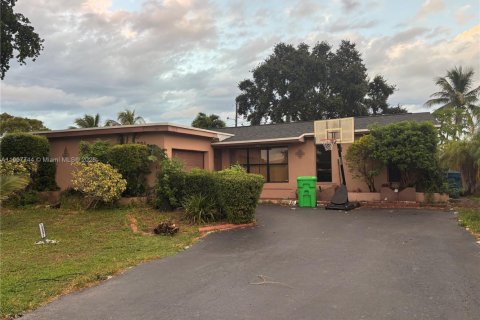 House in Sunrise, Florida 3 bedrooms, 133.59 sq.m. № 1964937 - photo 1