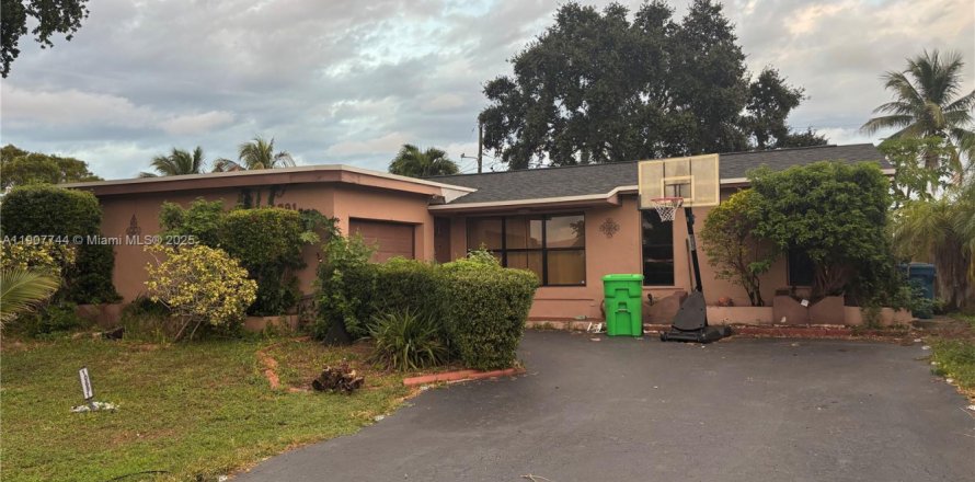 House in Sunrise, Florida 3 bedrooms, 133.59 sq.m. № 1964937