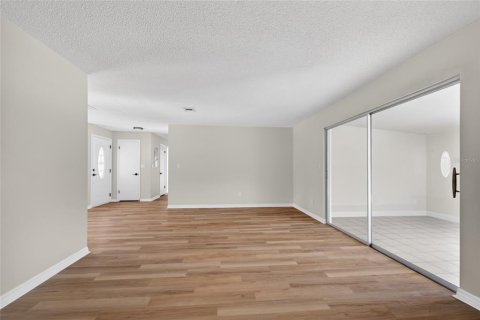 House in Spring Hill, Florida 2 bedrooms, 104.79 sq.m. № 2129362 - photo 12