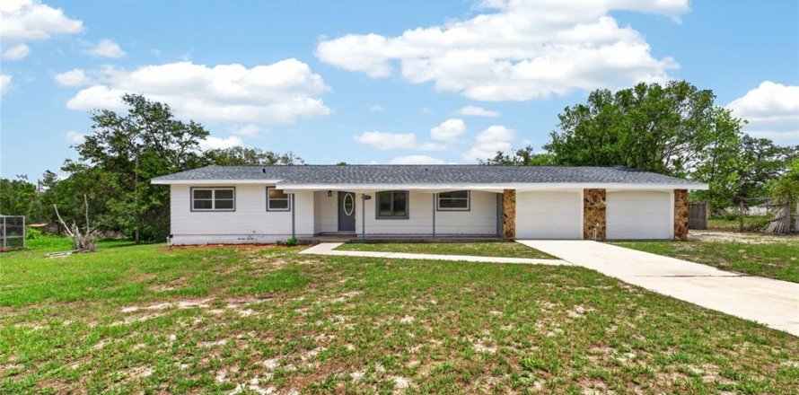 House in Spring Hill, Florida 2 bedrooms, 104.79 sq.m. № 2129362