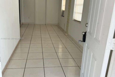 Villa ou maison à louer à Miami, Floride: 1 chambre, 52.95 m2 № 1976838 - photo 3