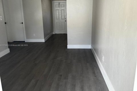 House in Dania Beach, Florida 2 bedrooms № 1709468 - photo 4