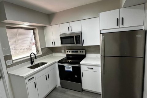 House in Dania Beach, Florida 2 bedrooms № 1709468 - photo 3