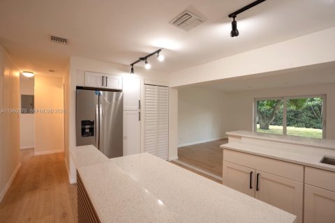 House in Lauderhill, Florida 4 bedrooms, 101.17 sq.m. № 2033132 - photo 10