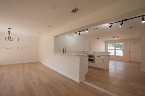 House in Lauderhill, Florida 4 bedrooms, 101.17 sq.m. № 2033132 - photo 12