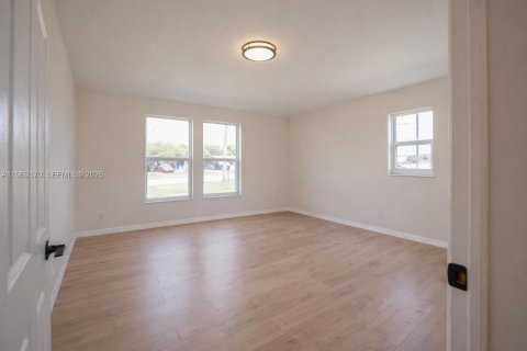 House in Lauderhill, Florida 4 bedrooms, 101.17 sq.m. № 2033132 - photo 7