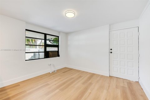 House in Miami, Florida 2 bedrooms, 67.45 sq.m. № 1964328 - photo 5