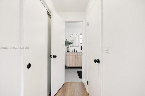 House in Miami, Florida 2 bedrooms, 67.45 sq.m. № 1964328 - photo 15