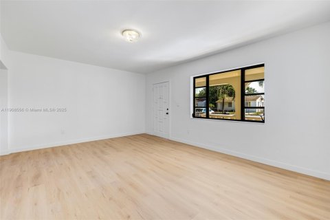 House in Miami, Florida 2 bedrooms, 67.45 sq.m. № 1964328 - photo 23