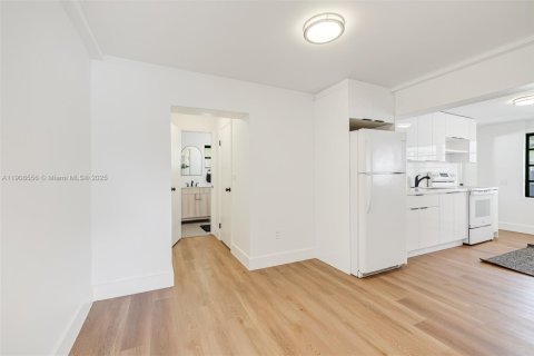 House in Miami, Florida 2 bedrooms, 67.45 sq.m. № 1964328 - photo 10