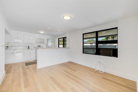 House in Miami, Florida 2 bedrooms, 67.45 sq.m. № 1964328 - photo 3