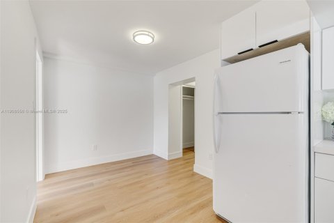 House in Miami, Florida 2 bedrooms, 67.45 sq.m. № 1964328 - photo 9
