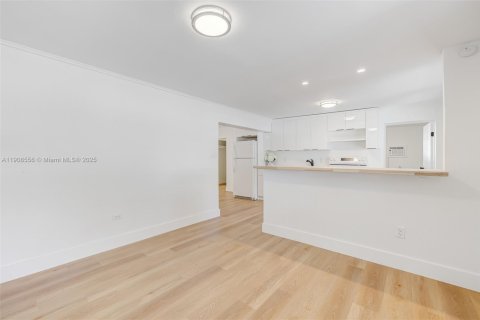 House in Miami, Florida 2 bedrooms, 67.45 sq.m. № 1964328 - photo 4