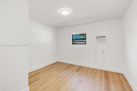 House in Miami, Florida 2 bedrooms, 67.45 sq.m. № 1964328 - photo 18