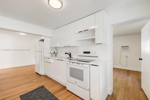 House in Miami, Florida 2 bedrooms, 67.45 sq.m. № 1964328 - photo 7